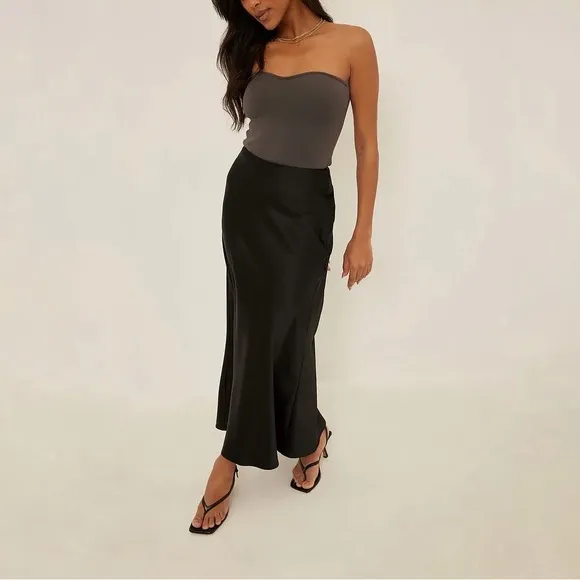 SzXS NA-KD Midi Satin Skirt